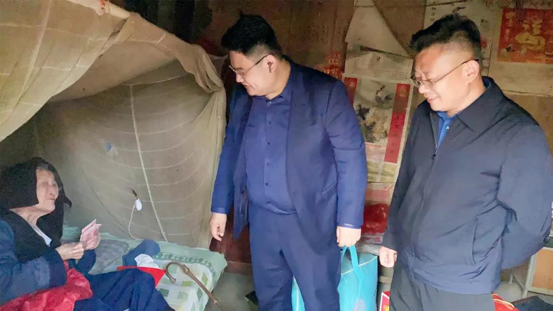 夕陽(yáng)無(wú)限好，敬老情更濃——東岳機(jī)械走訪百歲老人